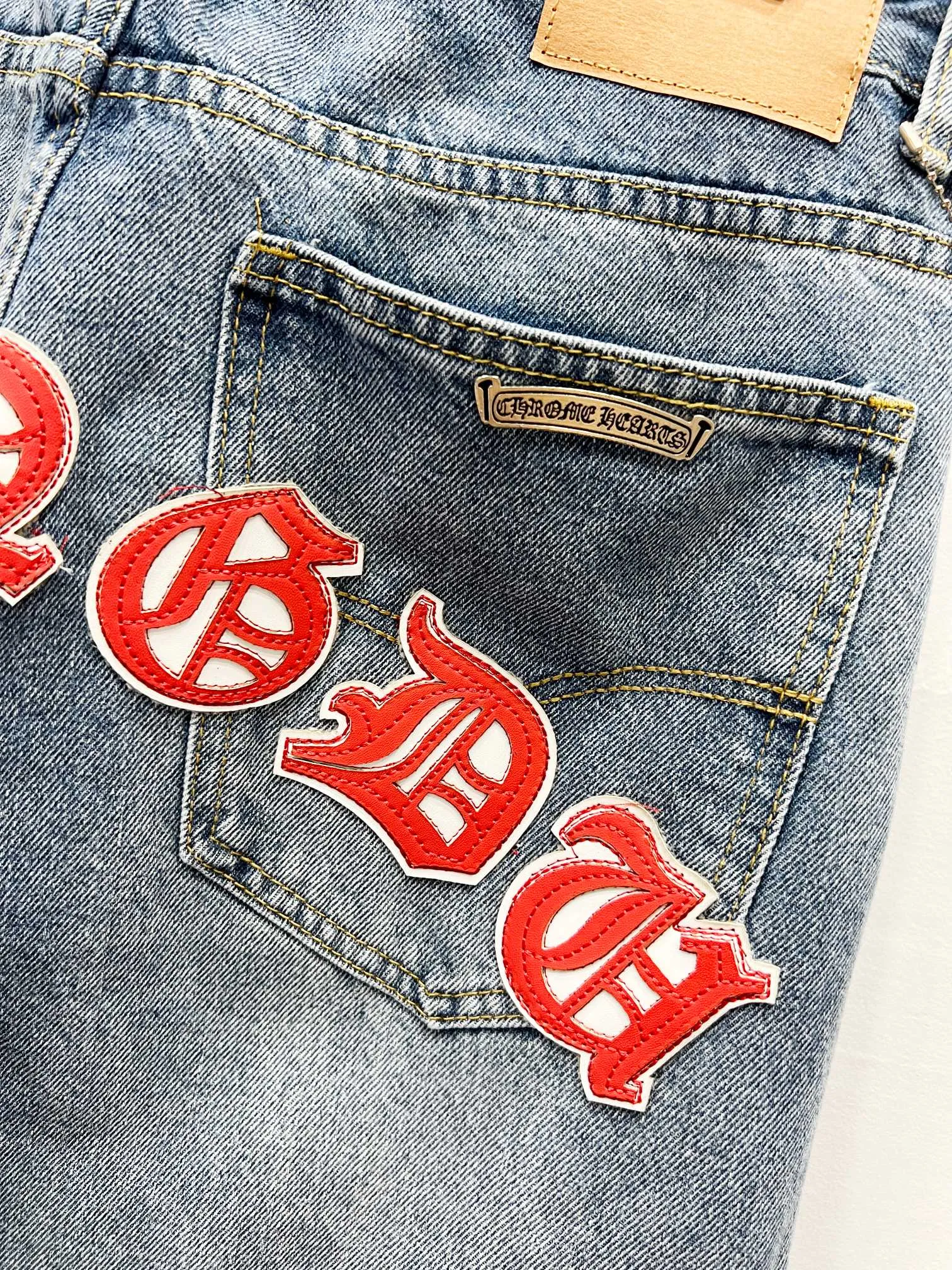 P260 Style number: (K630) Style number: (K550) Chrome Hearts & Chrome Hearts CH city limited series Sanskrit cross patch leather jeans need to be washed and then disassembled and hand-sewn sheepskin cross leather is then spliced ​​to complete. The whole piece requires too much craftsmanship to explain. The texture can be seen in the hand, and it looks good. The styles with different washed textures are very friendly to people with thin legs and thick legs. The straight version is very flattering to the leg shape. The moderate length is timeless and can be matched easily and casually. It is the basic styling foundation for various styles and is a must-have in the wardrobe! The fabric is stiff but also makes the upper body soft without losing texture. The washing process is even more perfect. It is a must-have item for everyone! ! ! Washed wheat, hang tag, pants label, three labels are complete, the upper body effect is particularly stiff and stylish, super stylish, same style for men and women - Color: Size: 28 30 32 34